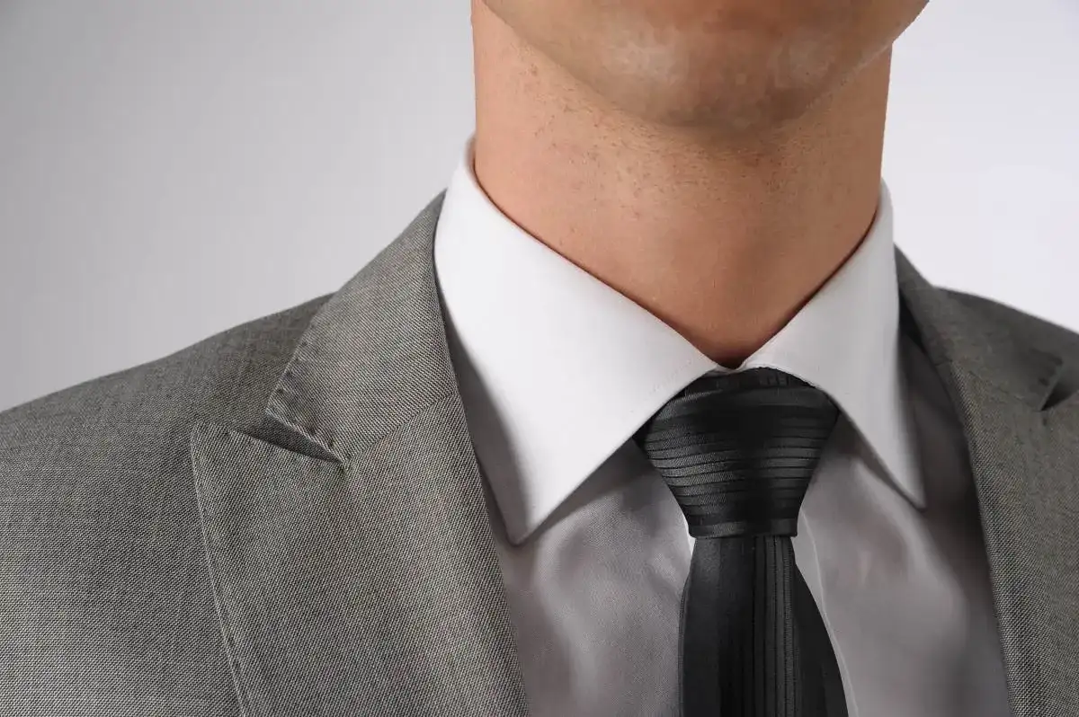 Jak wiązać krawat Windsor: Proste kroki, które musisz znać