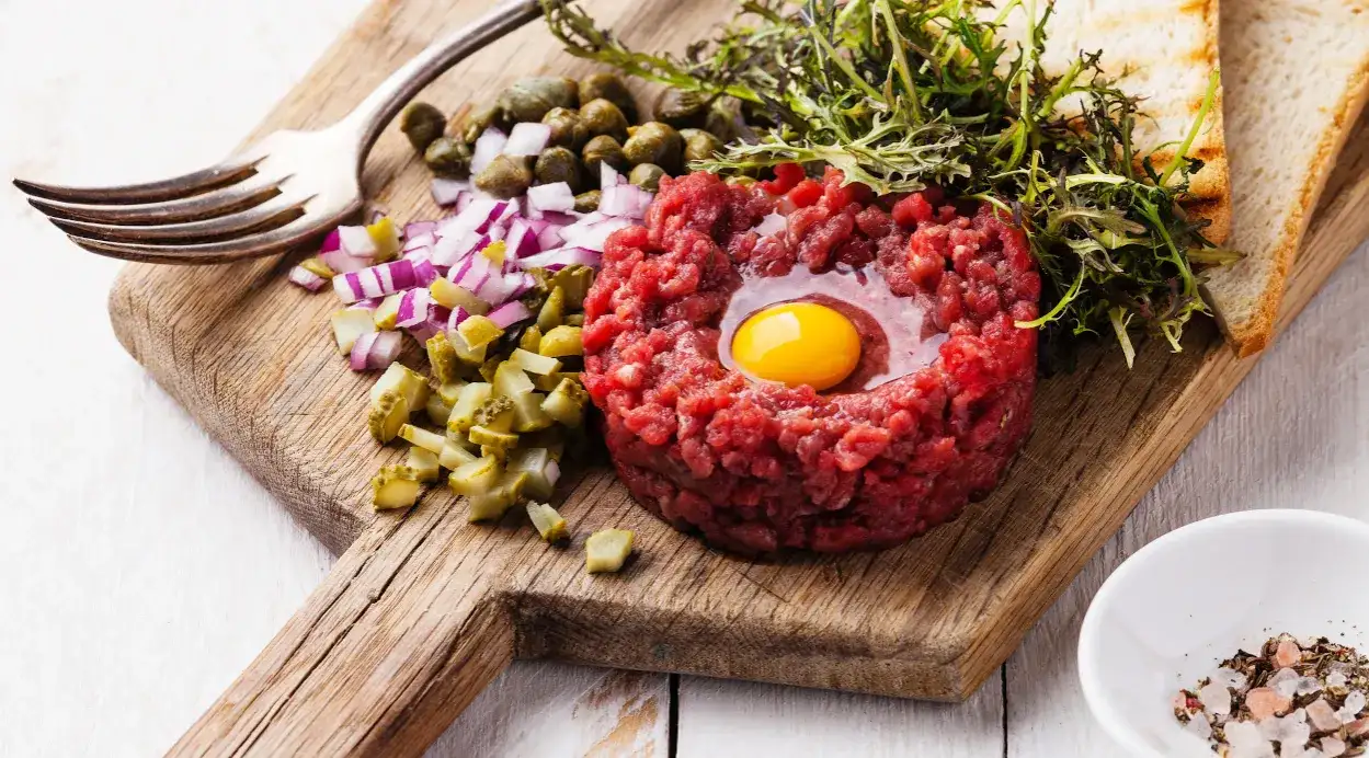 Historia tatara: jak powstała ta kultowa potrawa mięsna i jej tajemnice