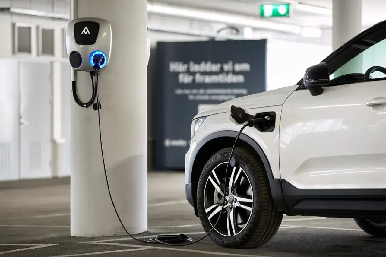 Ładowanie elektryka: Ile trwa i od czego zależy? Ekspert radzi.