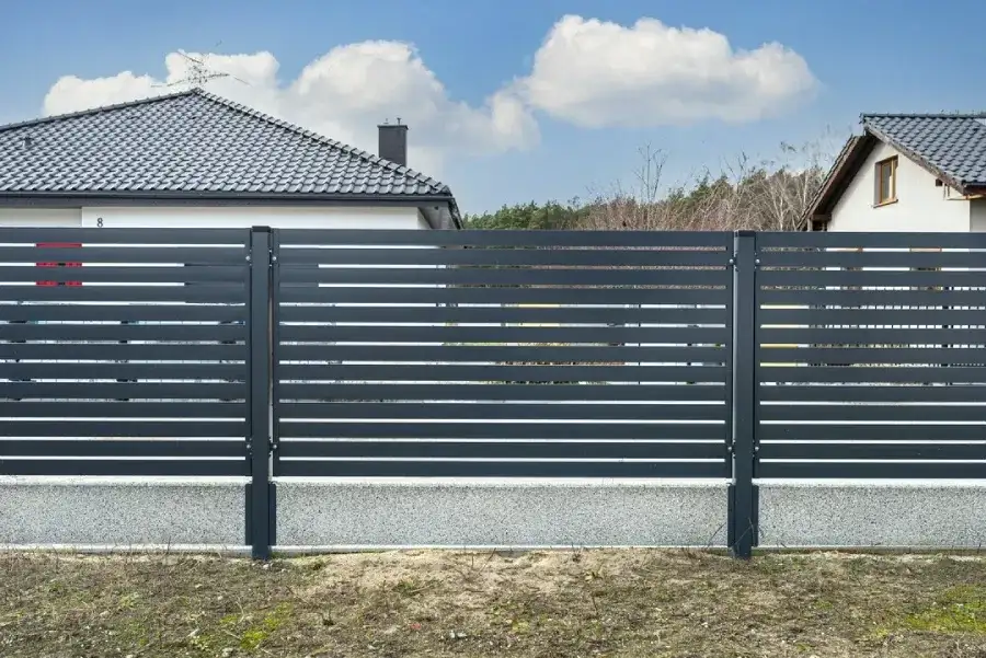 Ile za metr ogrodzenia panelowe? Sprawdź, co wpływa na ceny
