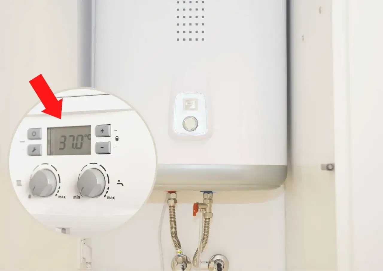 Zbliżenie na panel sterowania bojlera z wyświetlaczem temperatury 37°C i pokrętłami regulacji.