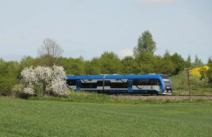 Jak dojechać do Mikołajek pociągiem, gdy stacja jest zamknięta?