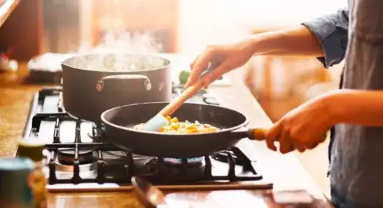 Czy gotowanie online różni się od kuchni stacjonarnej? Smaki, tempo i kulinarna atmosfera