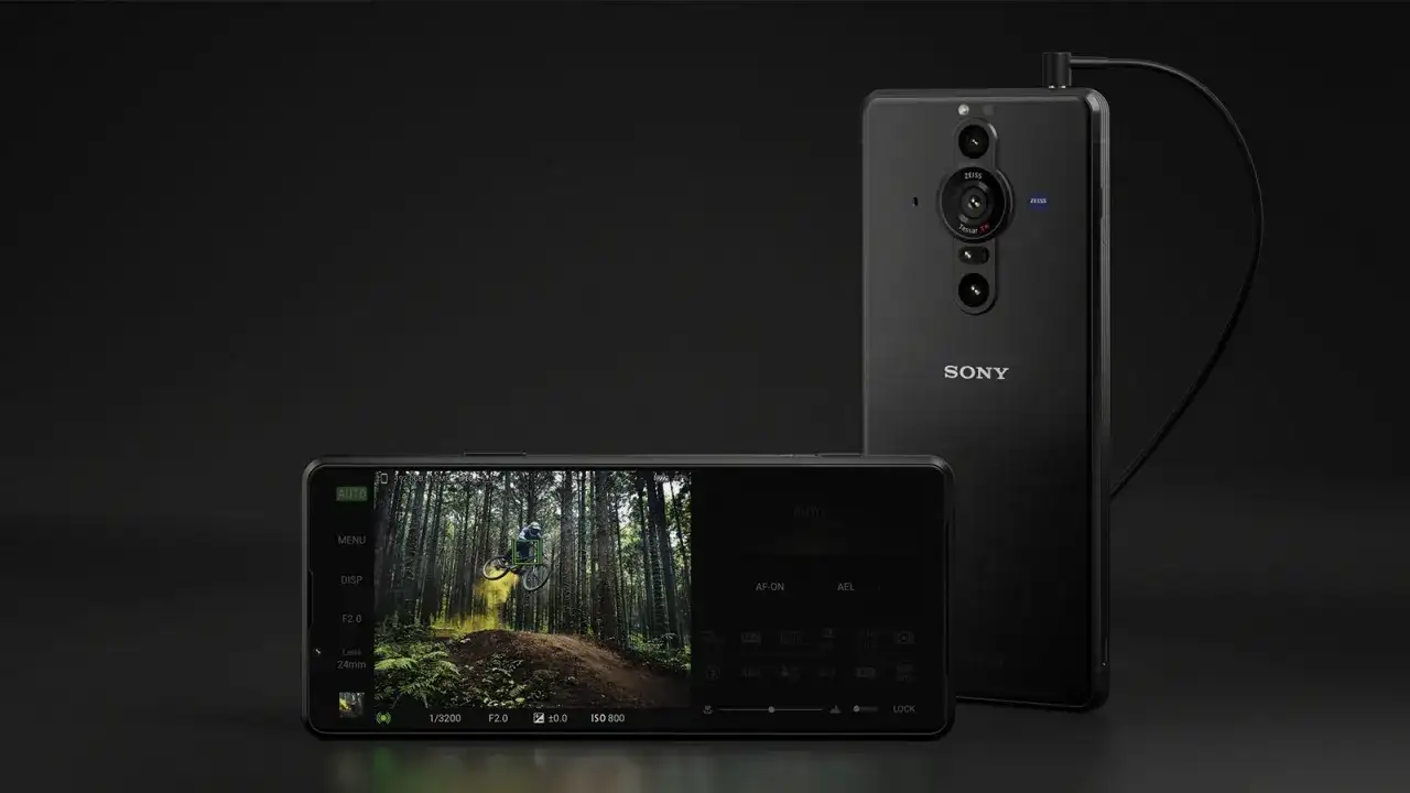 Sony Xperia Pro i z profesjonalnym aparatem, gotowy do uchwycenia dynamicznych ujęć, np. rowerzysty w lesie.