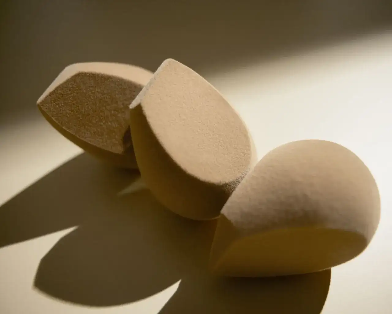 Jak wyczyścić gąbeczkę do makijażu, aby uniknąć bakterii i zniszczeń