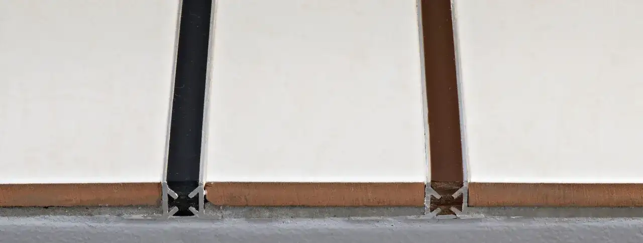 Wykończenie paneli: listwy, dylatacje i nowoczesne sekrety!