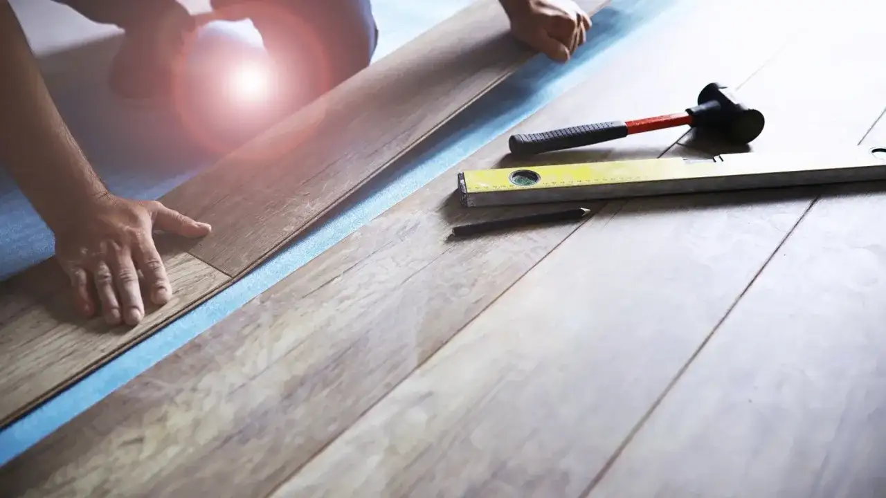 Jak układać panele podłogowe? Poradnik DIY i 7 błędów