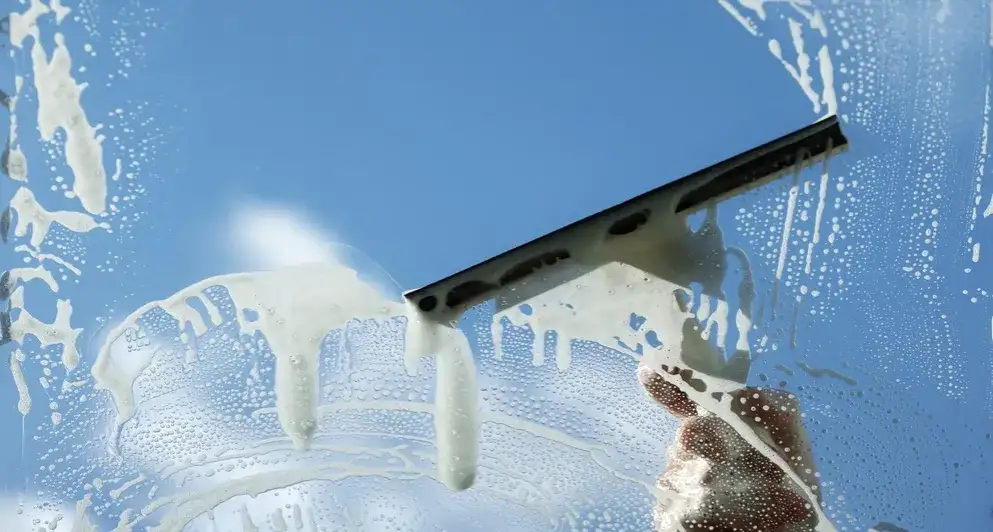 Jak umyć okna żeby nie było smug - sprawdzone metody i porady