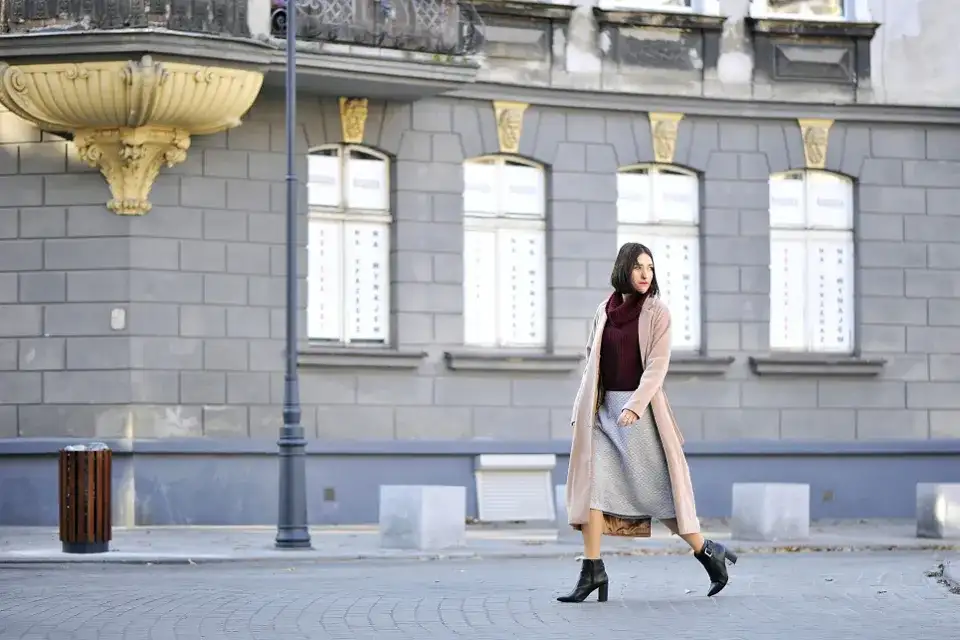 Jaką bluzkę wybrać do długiej rozkloszowanej spódnicy, aby zachwycić?