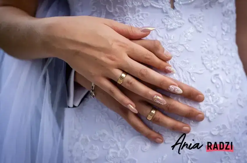 Obrączka: na której ręce nosić w Polsce? Tradycja i praktyczne porady