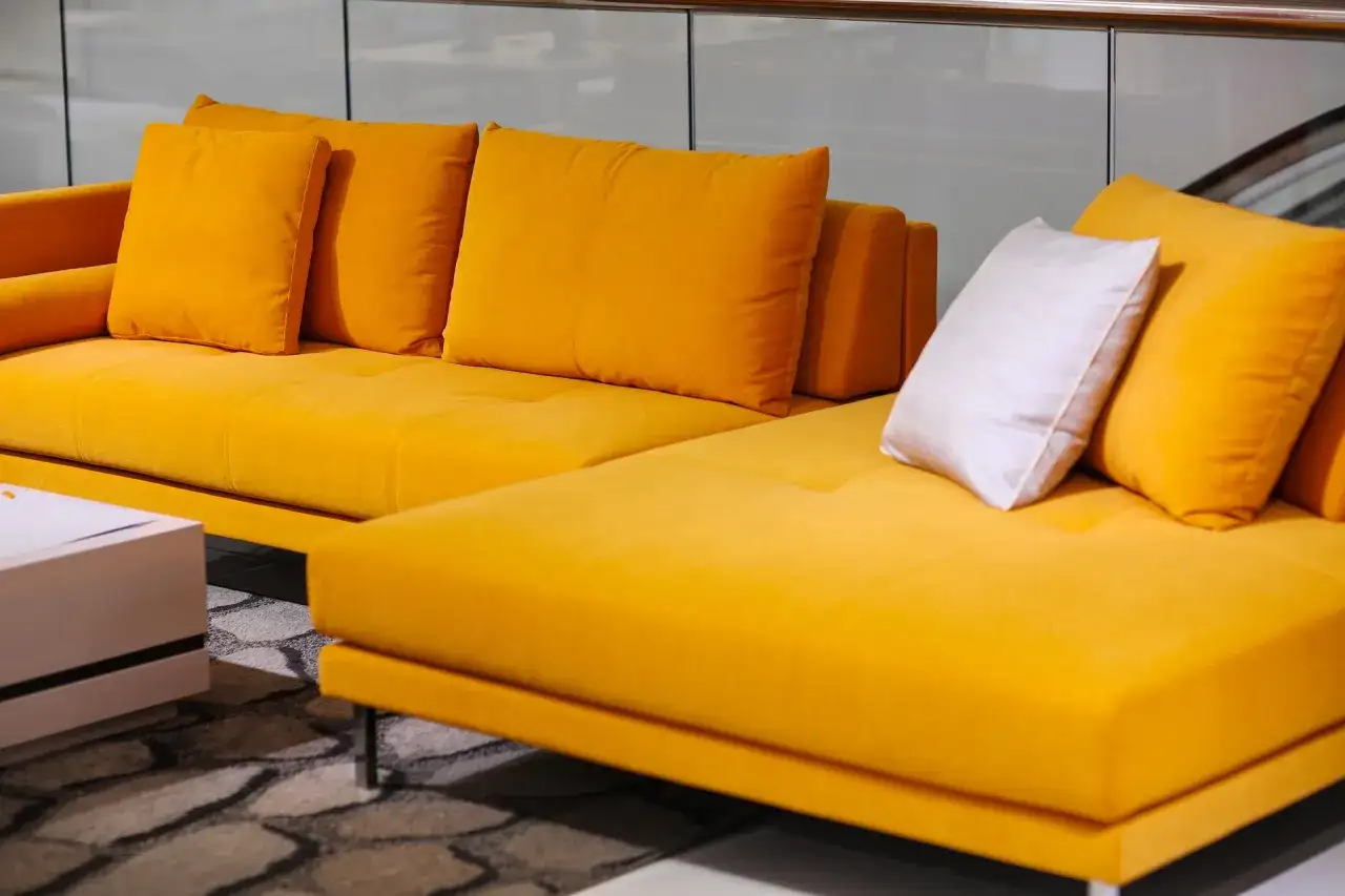 Idealne zasłony do żółtej kanapy: Bezpieczne i odważne połączenia