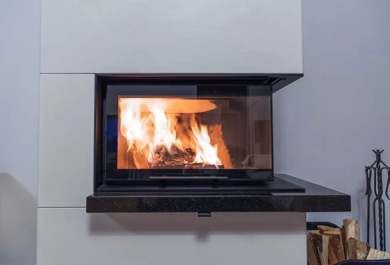 Ciepła zabudowa kominka: zalety i wady nowoczesnego ogrzewania