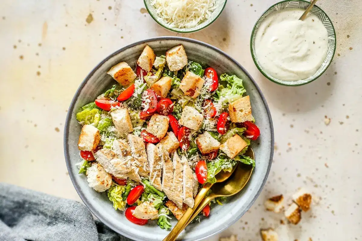 Czy sałatka Cezar jest zdrowa? Odkryj ukryte kalorie i ryzyka