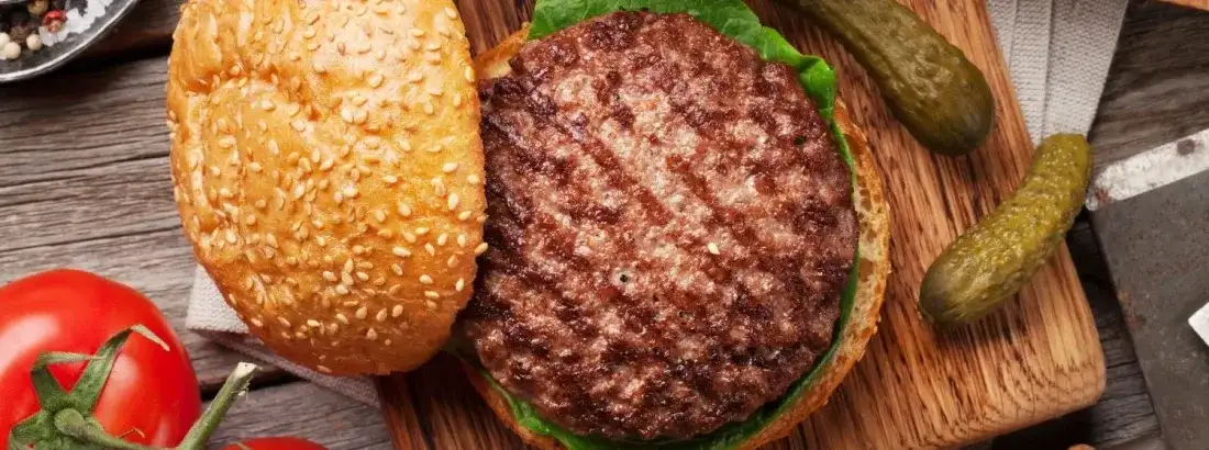 Jakie mięso na burgera? Odkryj najlepsze opcje dla smaku i soczystości