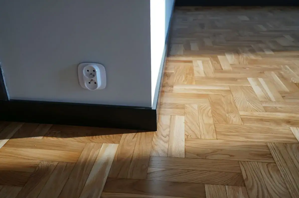 Jakie listwy przypodłogowe do parkietu wybrać, by uniknąć błędów?