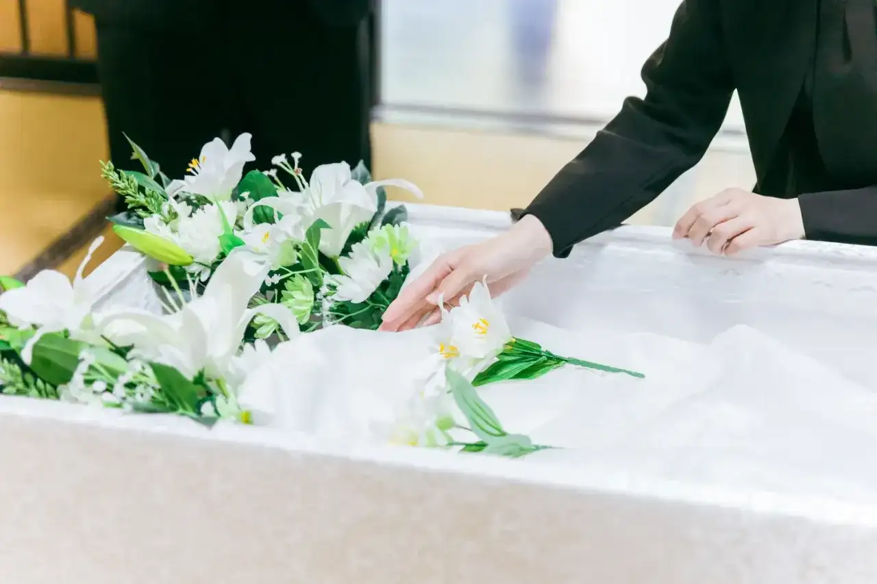 Jakie kwiaty dla starszej osoby wyrażą szacunek i pamięć?