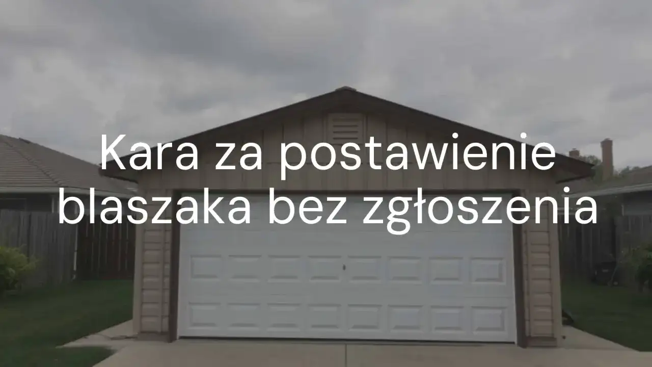 Kara za postawienie blaszaka bez zgłoszenia. Podjazd przed garażem z białymi drzwiami, obok domy i zielony trawnik.
