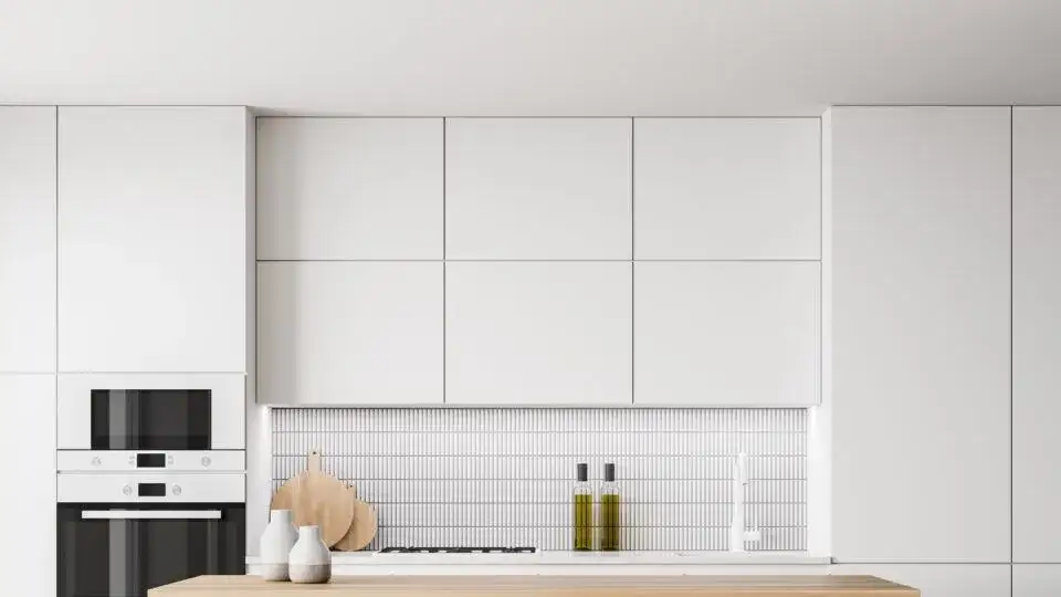 Jak wyregulować szafki kuchenne wiszące, by uniknąć krzywizn i problemów