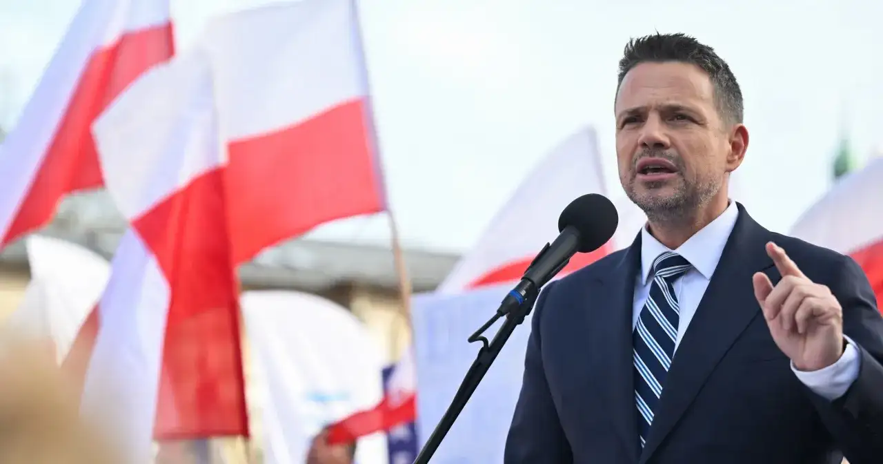 Rafał Trzaskowski przemawia na tle biało-czerwonych flag. Czy to powód, dlaczego Rafał Trzaskowski traci poparcie wewnątrz KO jako kandydat na prezydenta?
