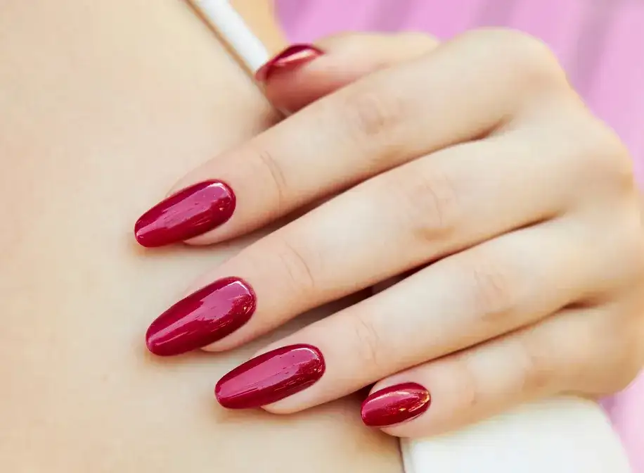 Jaki kolor paznokci wyszczupla palce? Odkryj triki na smukłe dłonie