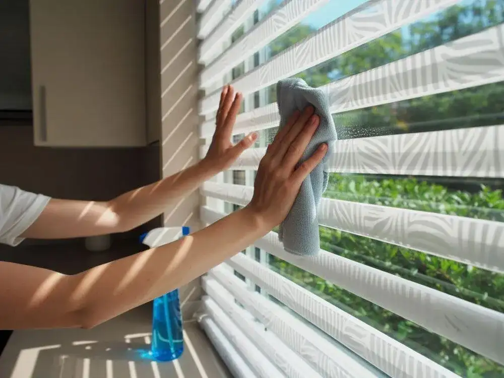 Jak czyścić rolety skutecznie i uniknąć ich uszkodzenia