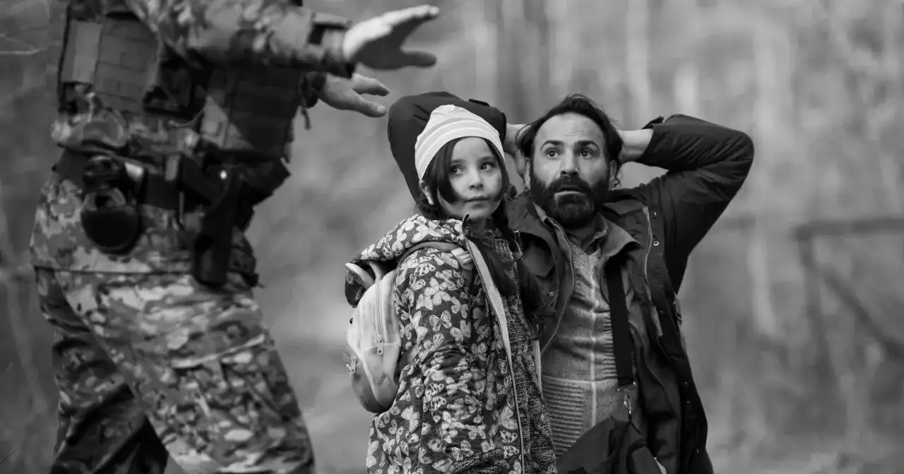 Ojciec z córką, zatrzymani przez strażnika na zielonej granicy. Scena z filmu, która wywołała wiele recenzji.