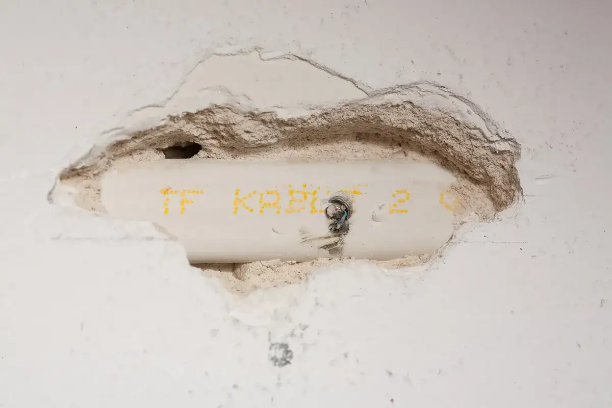 Jak połączyć przecięty kabel w ścianie i uniknąć niebezpieczeństw