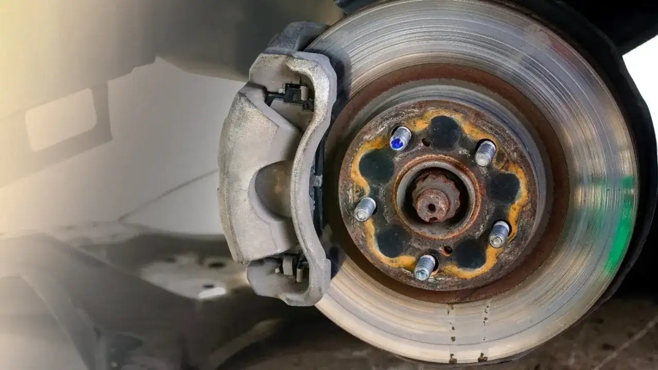 Hamulce w ciężarówce zablokowane? Odblokuj je bezpiecznie w trasie