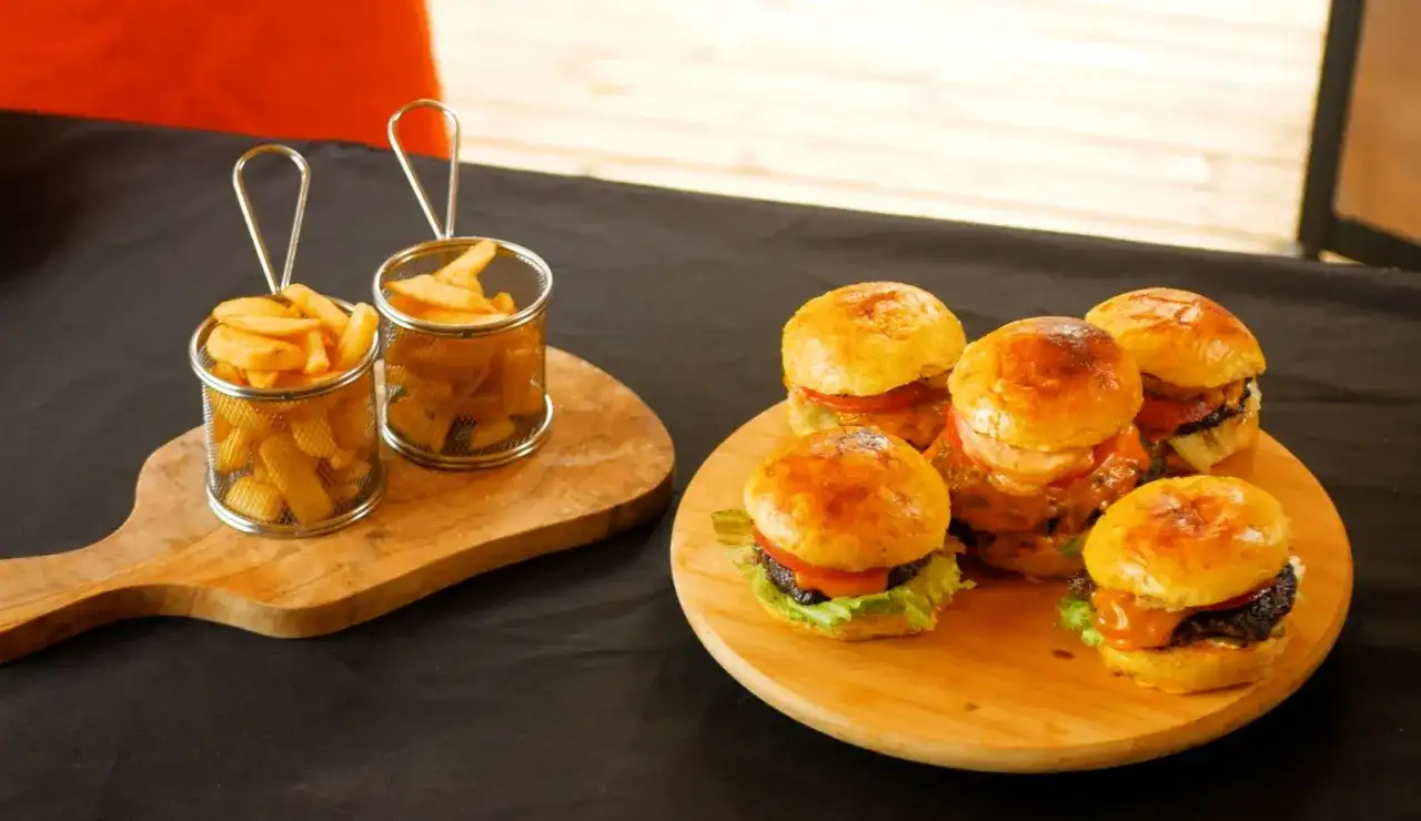 Co dodać do burgera, aby zaskoczyć smakiem i teksturą?