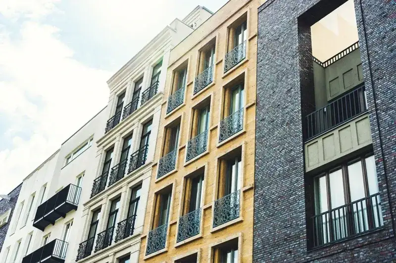 Rynek wtórny a pierwotny: Kluczowe różnice przy zakupie mieszkania