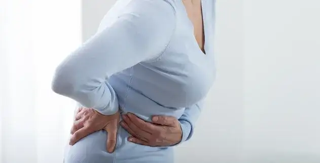 Jak boli jelito z prawej strony: objawy, przyczyny i co robić?