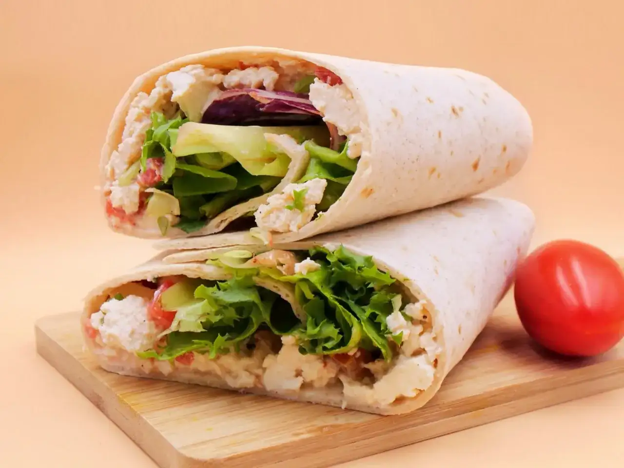 Dwa tortille z kurczakiem, sałatą i pomidorem. Czy tortilla jest tucząca? Zależy od składników!