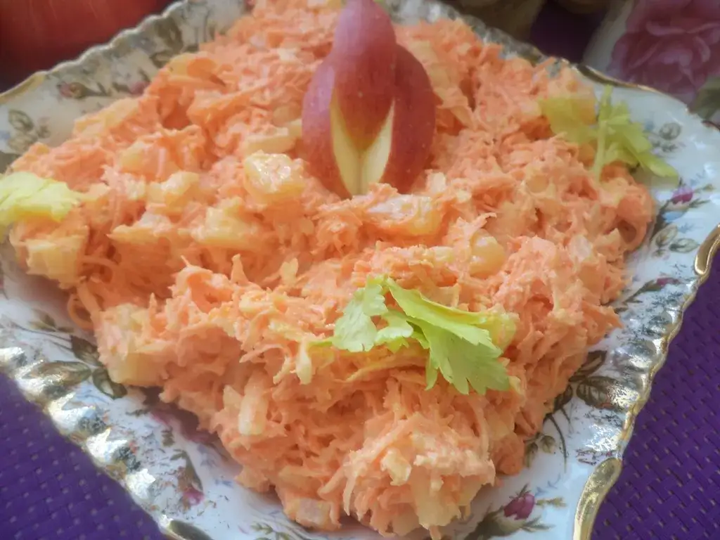 Surówka z marchewki i ananasa jak zrobić - prosty przepis na zdrową sałatkę