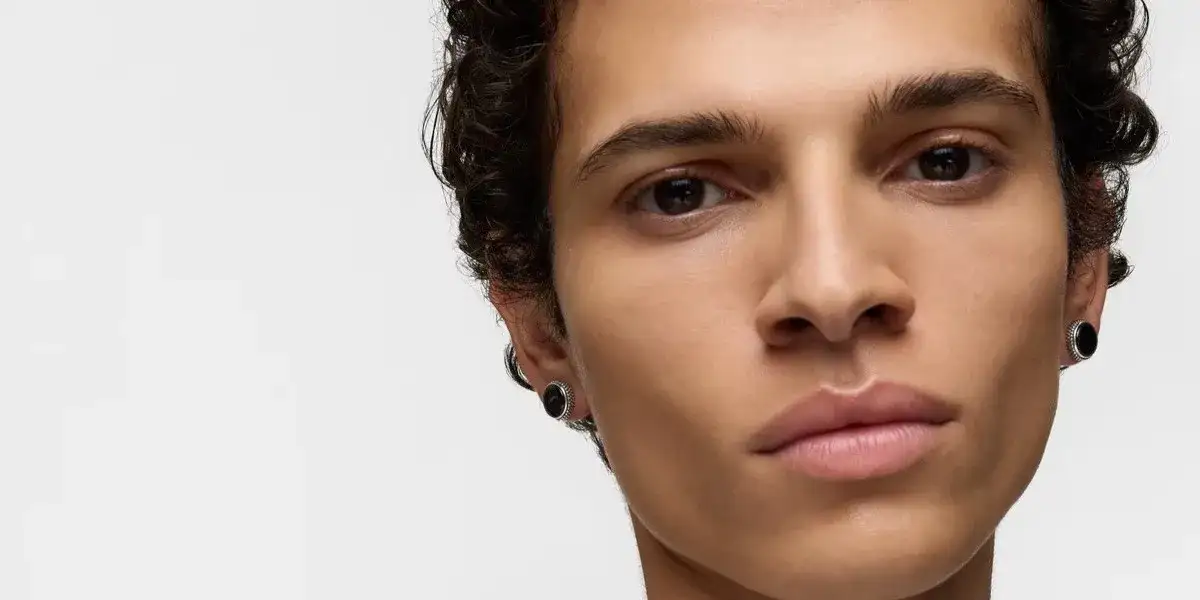 Kolczyk w prawym uchu u mężczyzny: Od kodu do stylu. Przewodnik