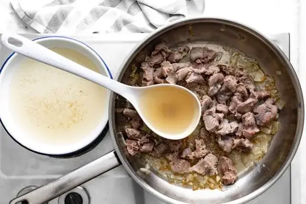 Prosty przepis na gulasz z żołądków drobiowych, który zachwyci każdego