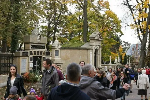 Jak dojechać na cmentarz salwator kraków - uniknij korków i utrudnień