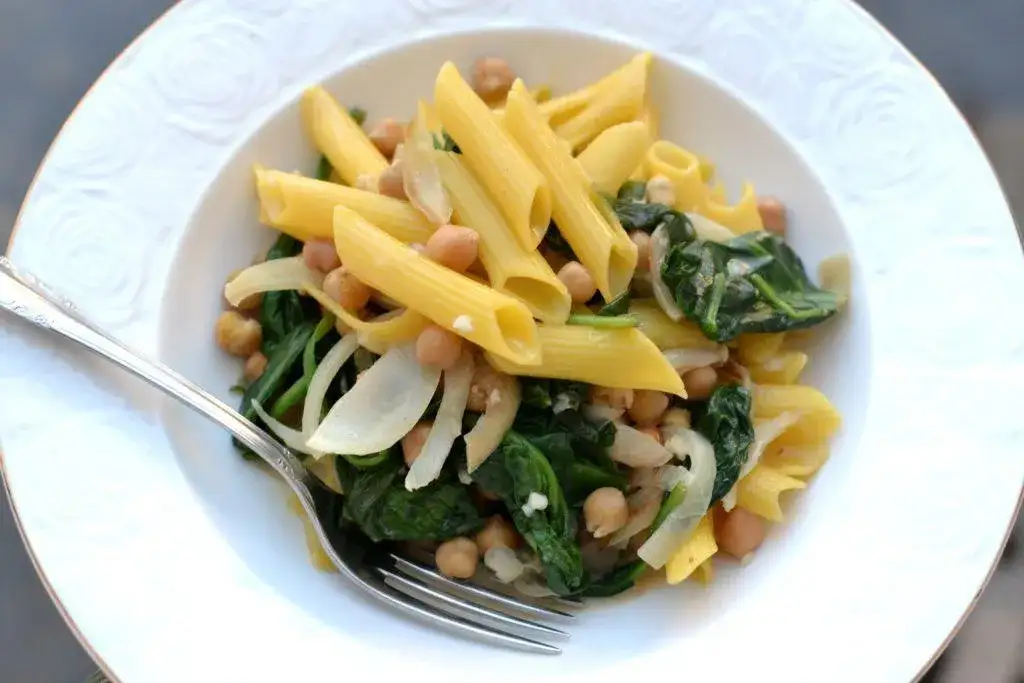 Penne konjac ze szpinakiem – zdrowy przepis na niskokaloryczny obiad