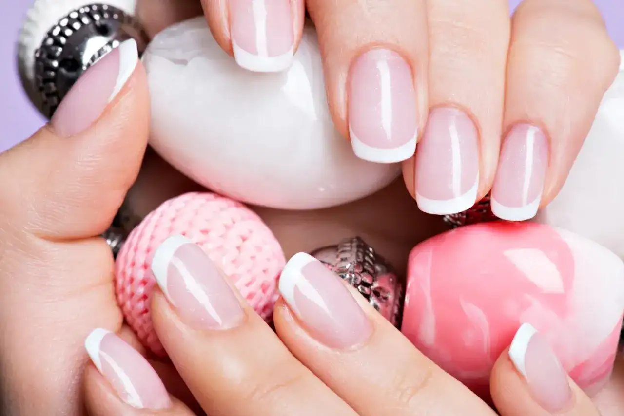 Manicure japoński z hybrydą - czy to możliwe? Zalety i wady