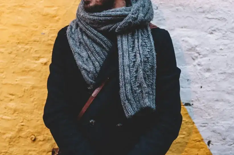 Jak wiązać szalik do płaszcza - stylowe techniki, które zaskoczą