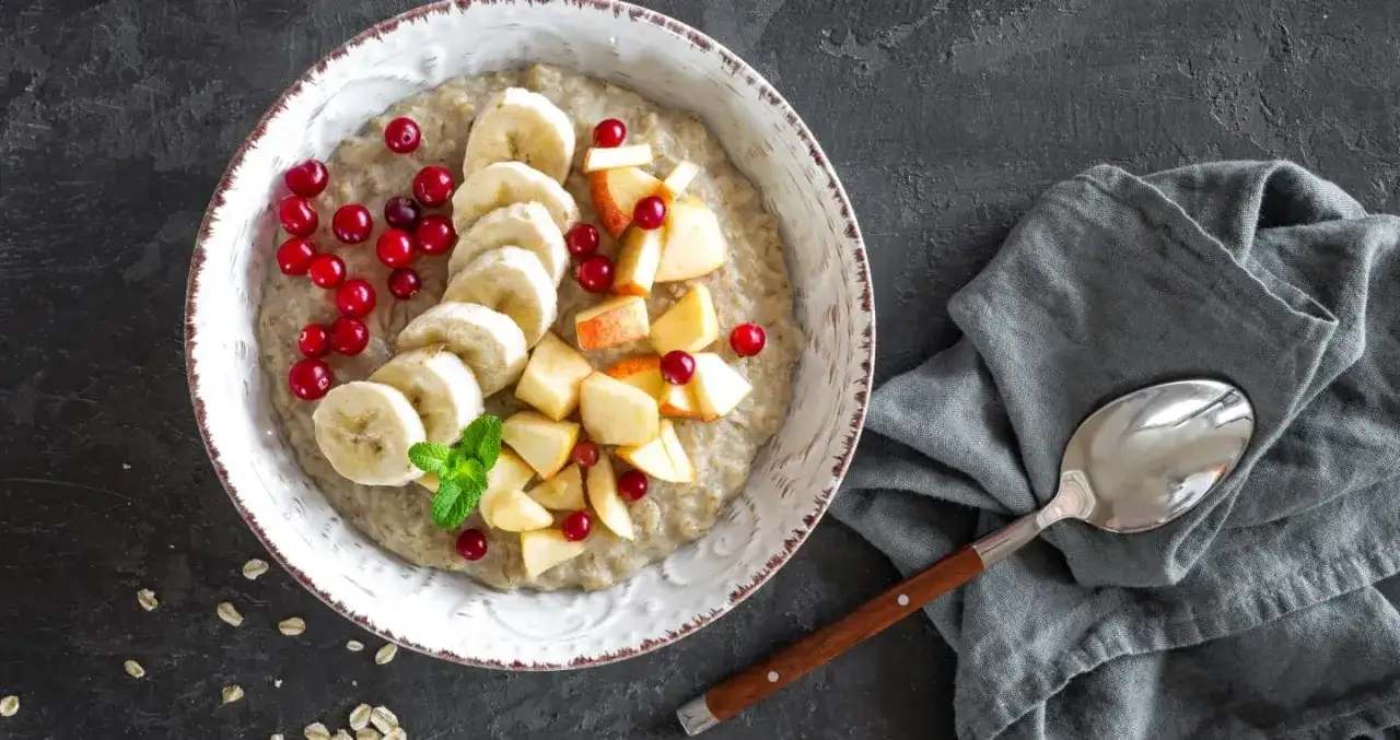 Jak zrobić fit owsiankę? Prosty przepis na zdrową i niskokaloryczną owsiankę