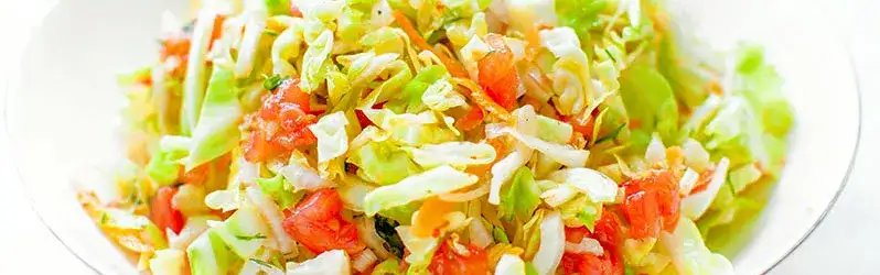 Jaką surówkę do zrazów wybrać, by zachwycić gości smakiem?