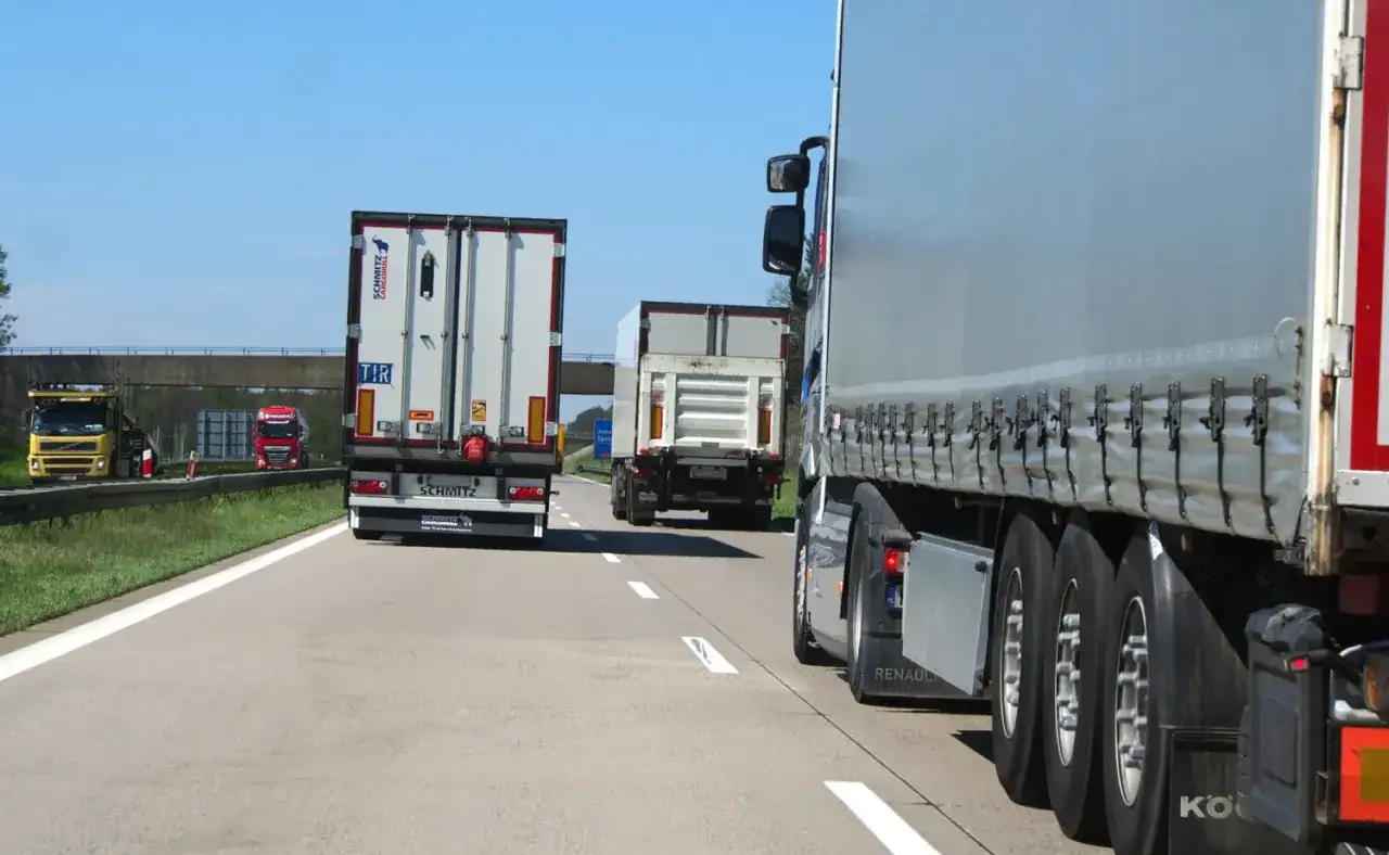 Wyprzedzanie TIR-ów: Zakaz 2023, mandaty i nocne okno 2026!