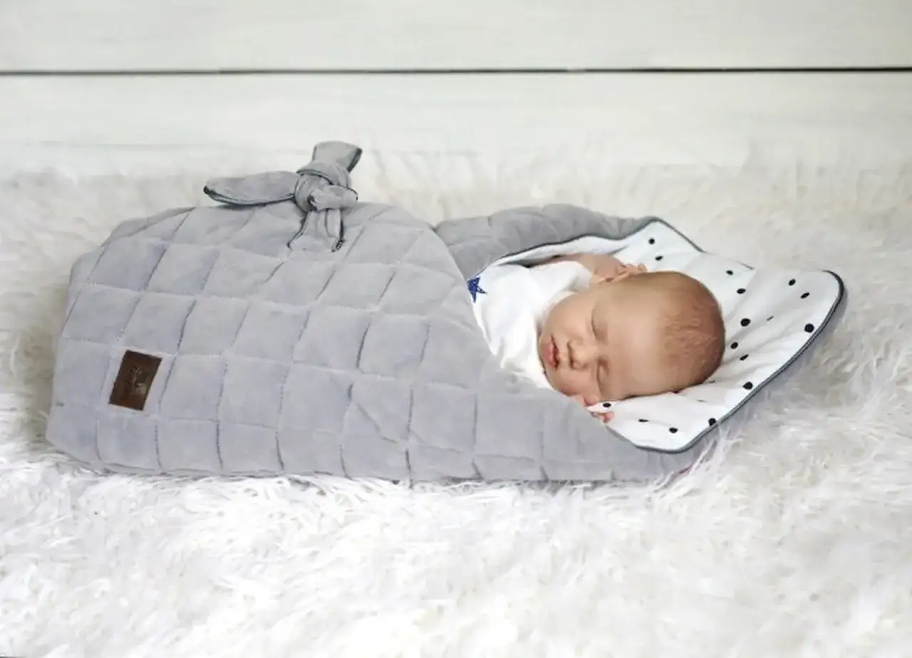 W czym powinien spać niemowlak? Kompletny przewodnik dla rodziców