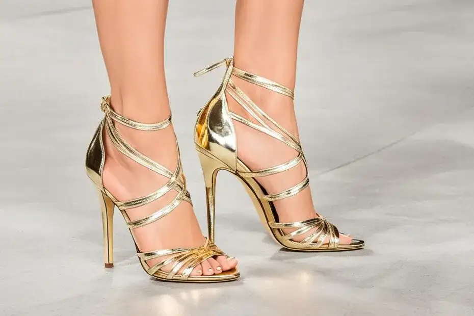 Jakie buty do czarno złotej sukienki – uniknij modowych wpadek