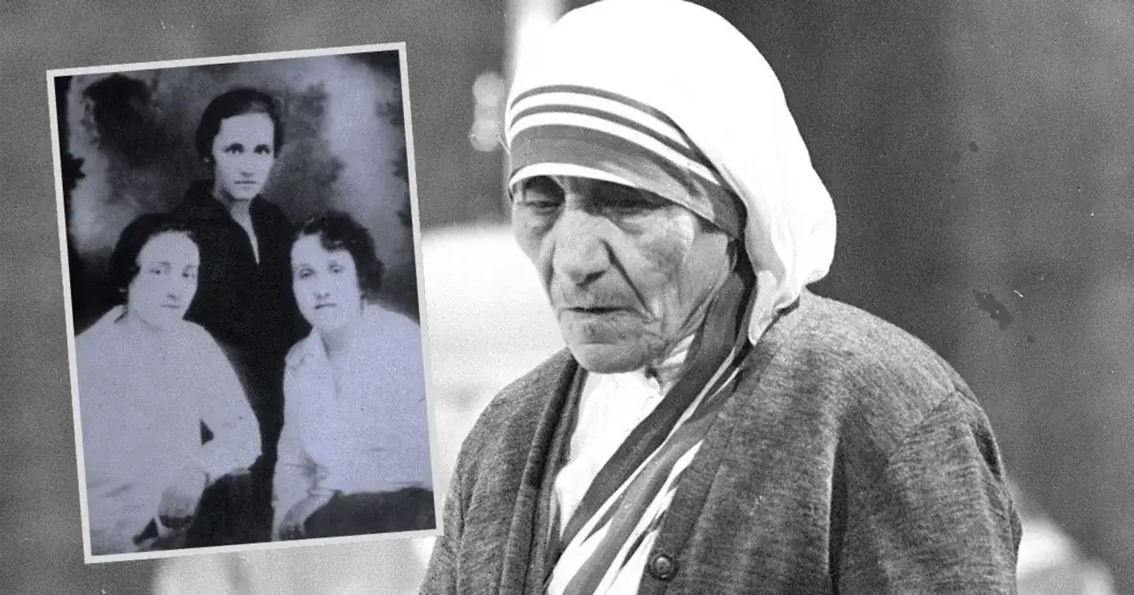 Matka Teresa w stroju zakonnym obok starego zdjęcia z rodziną.