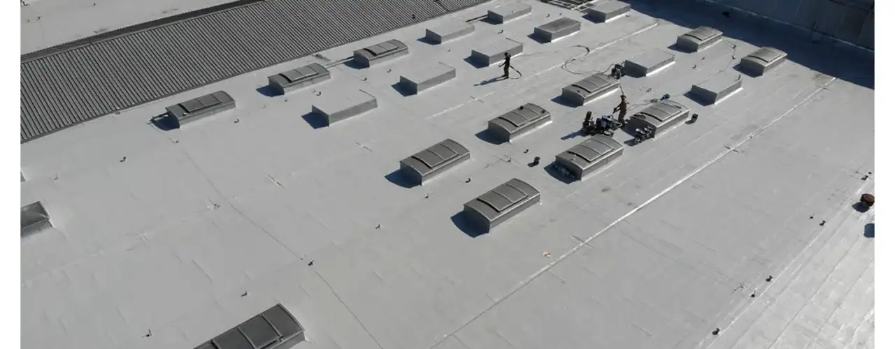 Ile farby na 100m2 dachu? Poznaj kluczowe czynniki wpływające na zużycie