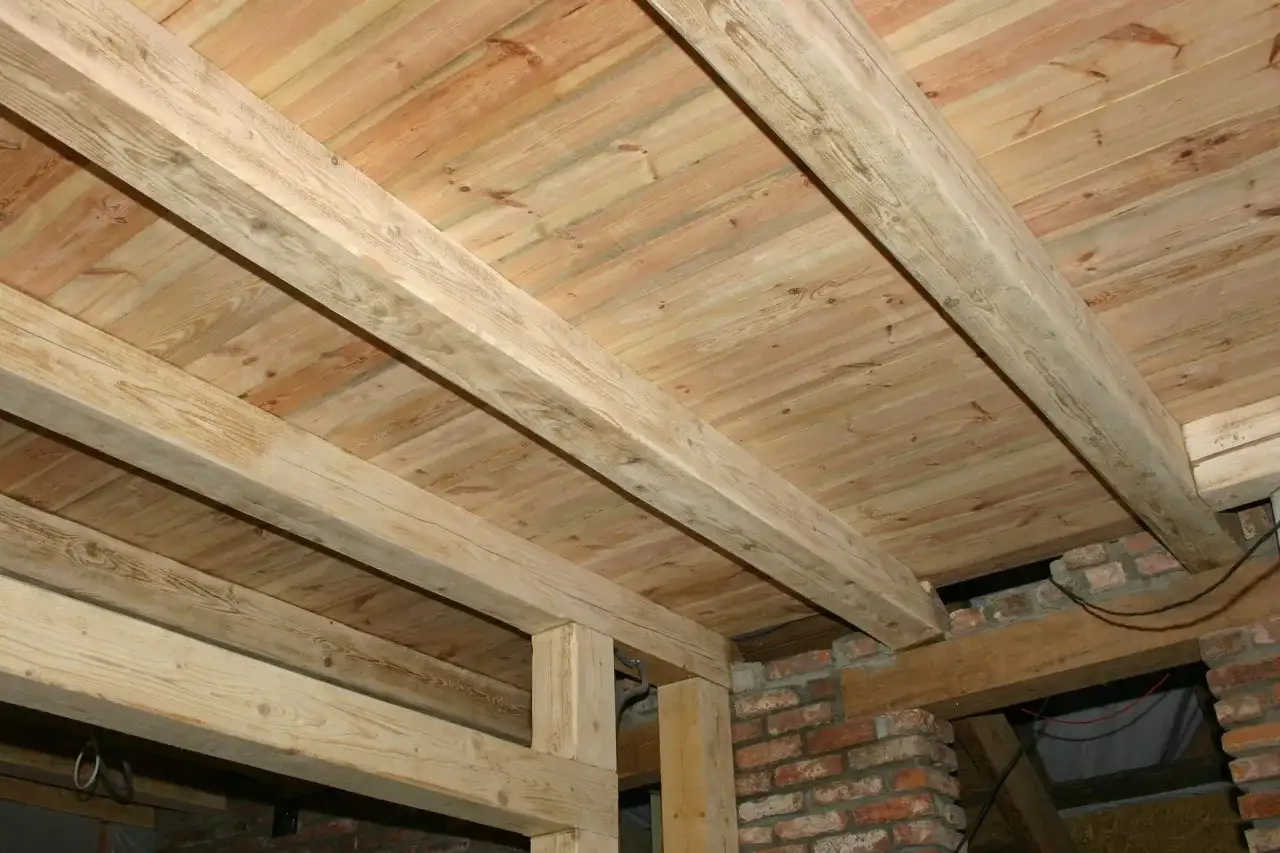 Jakie legary na strop drewniany? Pełny poradnik wyboru i montażu.