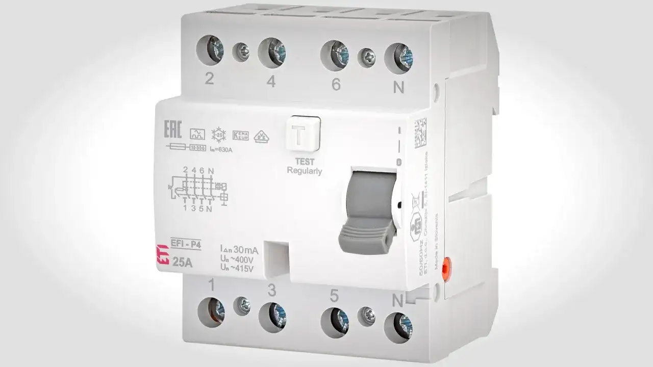 Biała różnicówka typu F, 25A, z szarym wyłącznikiem i przyciskiem testowym. Zapewnia bezpieczeństwo instalacji elektrycznej.