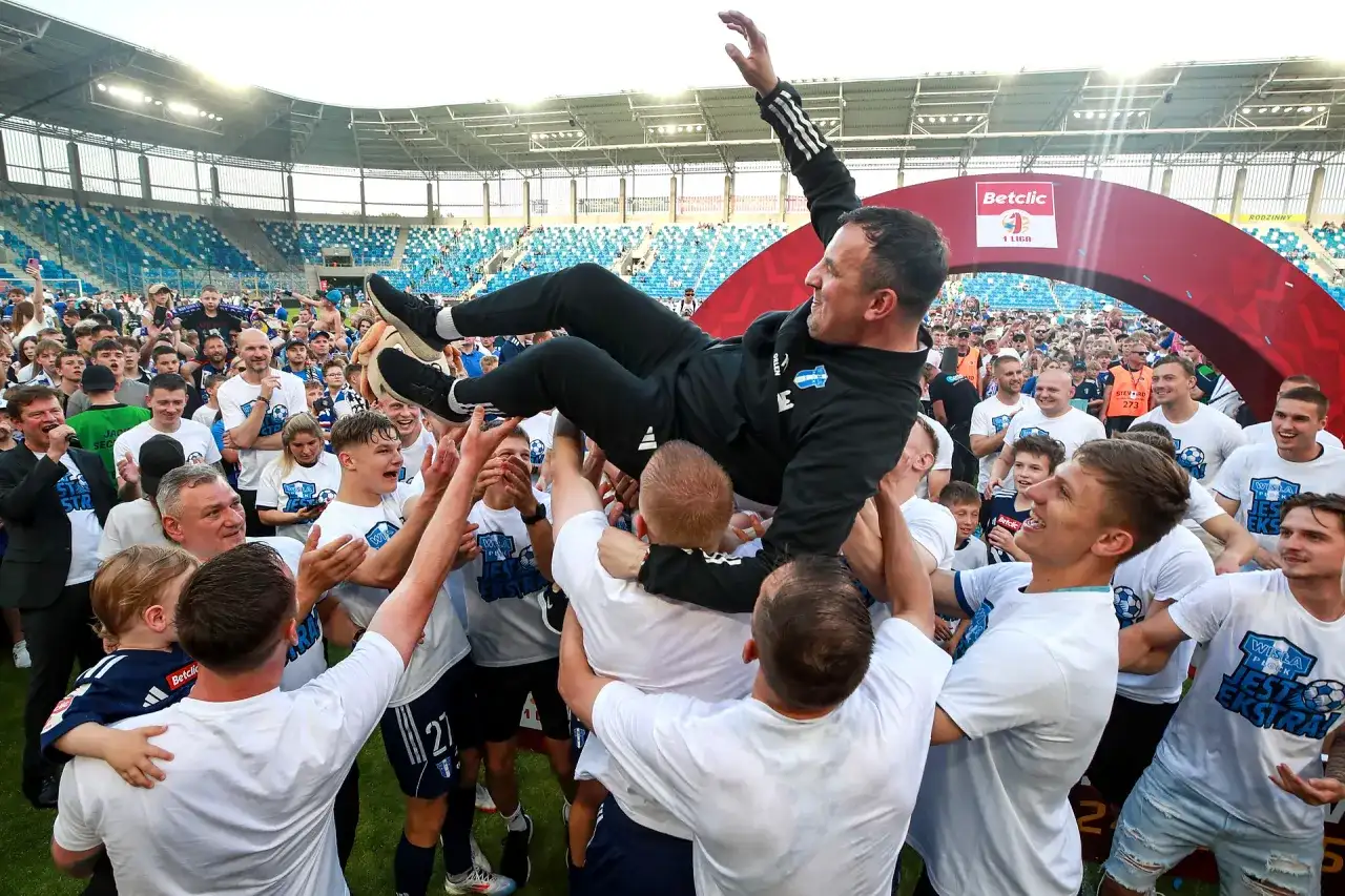 Kto w Ekstraklasie 2026? Fortuna 1 Liga: Liderzy, baraże, szanse!