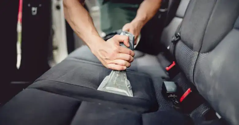 Skuteczne sposoby na czyszczenie wnętrza samochodu bez wysiłku